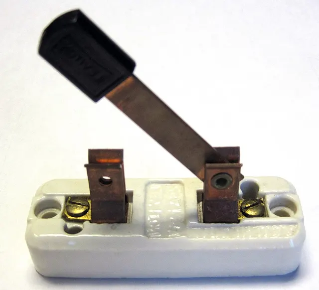 Knife switch