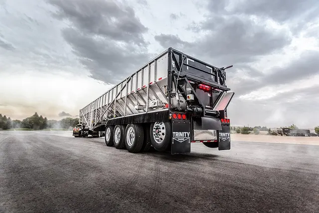 Self unloading trailer