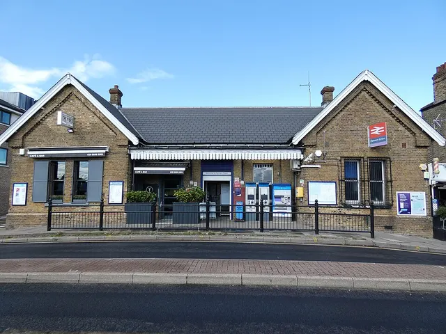 Palmers Green railway station