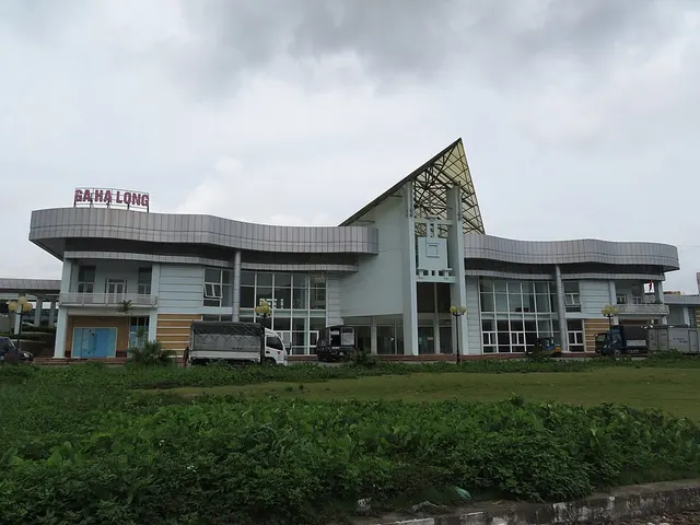 Hạ Long station