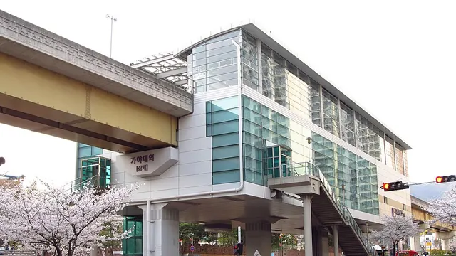 Kaya University station