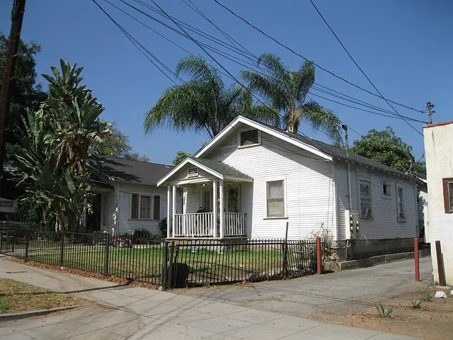 Court at 1274–1282 North Raymond Avenue
