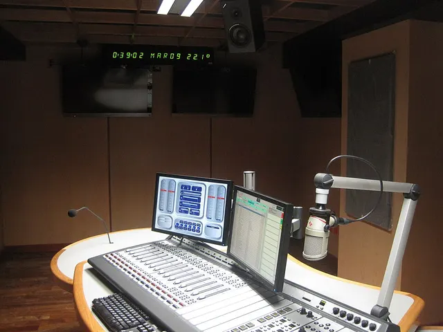 XHUAM-FM