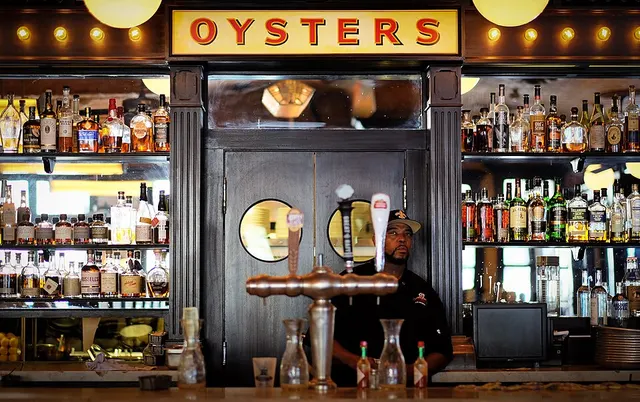 Employé ou employée de bar