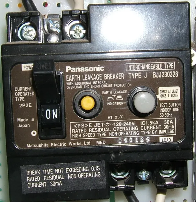 Earth-leakage circuit breaker