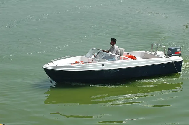 Bateau à moteur
