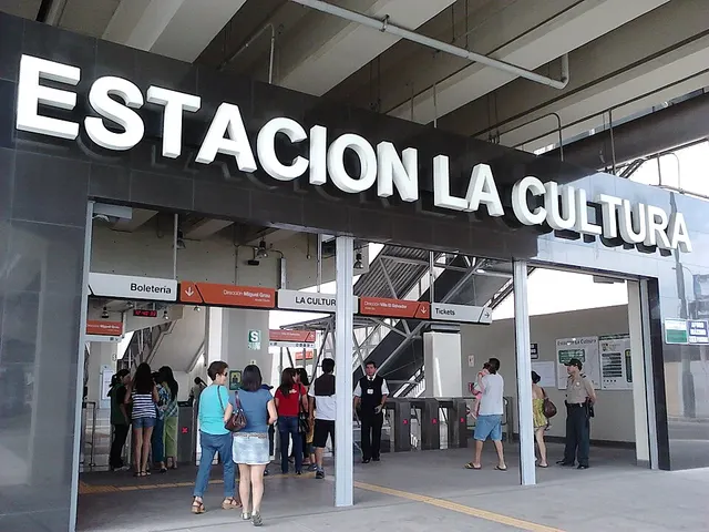 La Cultura metro station