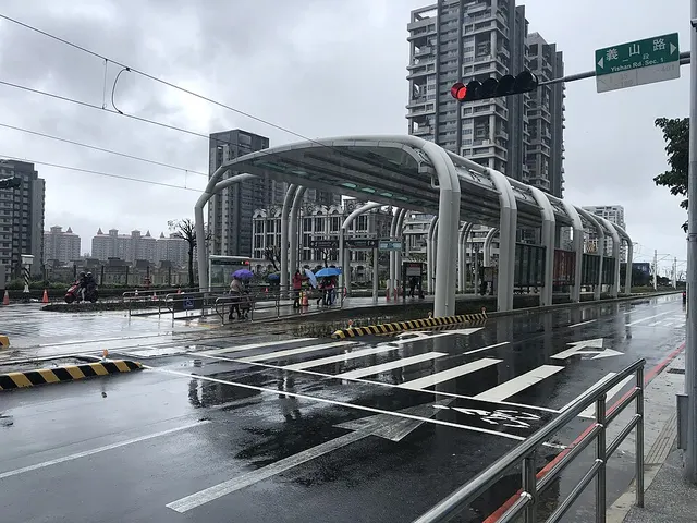 Binhai Yishan light rail station