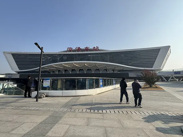 Heze East railway station