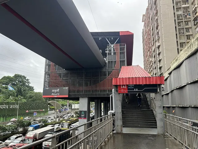 Akurli metro station