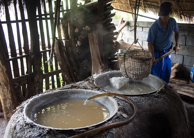 Open-pan salt making
