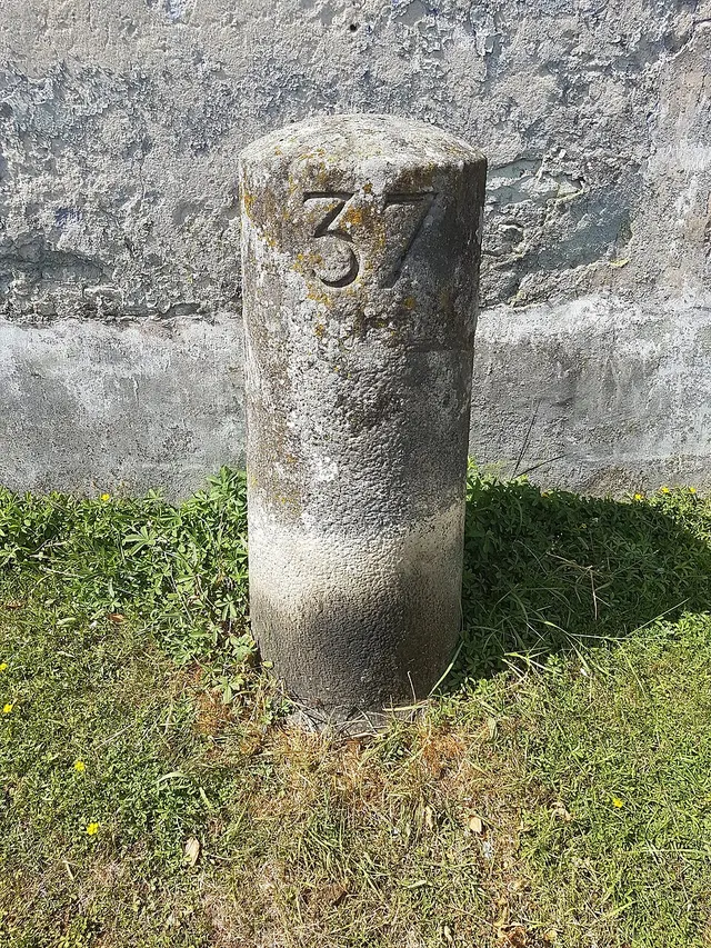 Borne fleurdelysée no 37