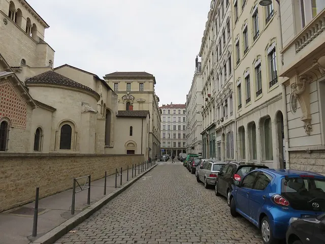 Rue Adélaïde-Perrin