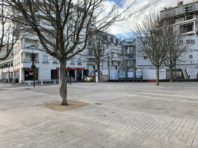Place de l'Église-Sainte-Geneviève