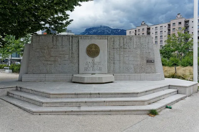 Monument aux morts du square des Fusillés
