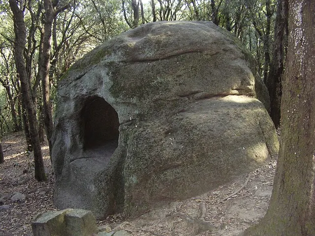 Roche percée de Vallromanes