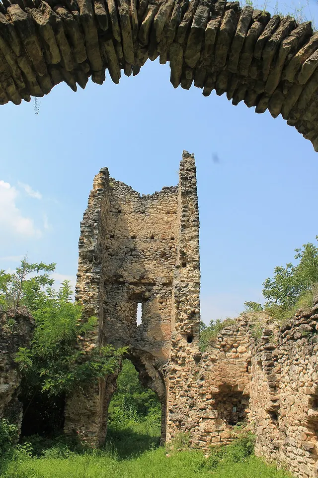 Ruines de l'église médiévale de Klisa
